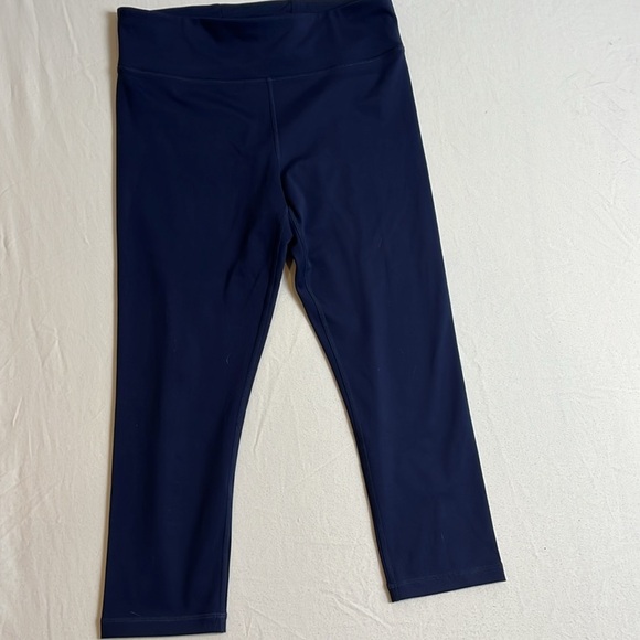 NWT Hue Active Cool Breeze Capri Leggings Black and Navy Size Medium - Picture 8 of 12